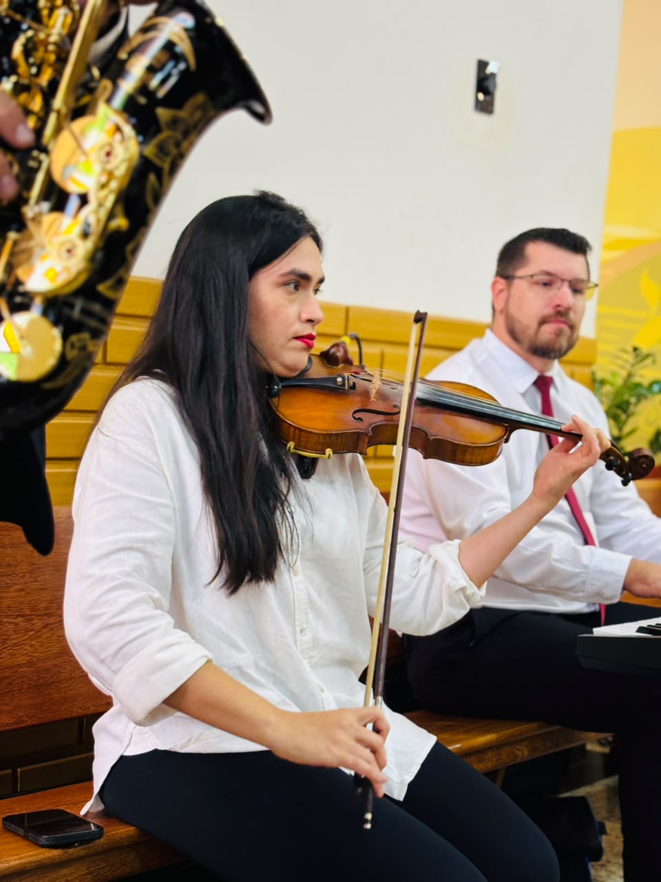 Violinista do Grupo Musical Eternos Amigos tocando durante uma cerimônia